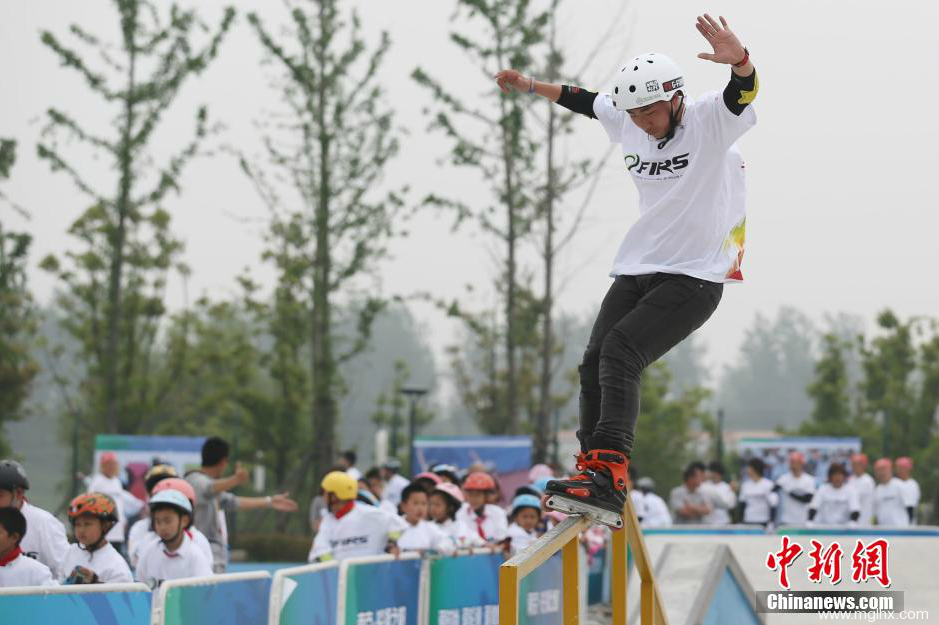 5月4日，轮滑爱好者在南京鱼嘴湿地公园内表演极限轮滑