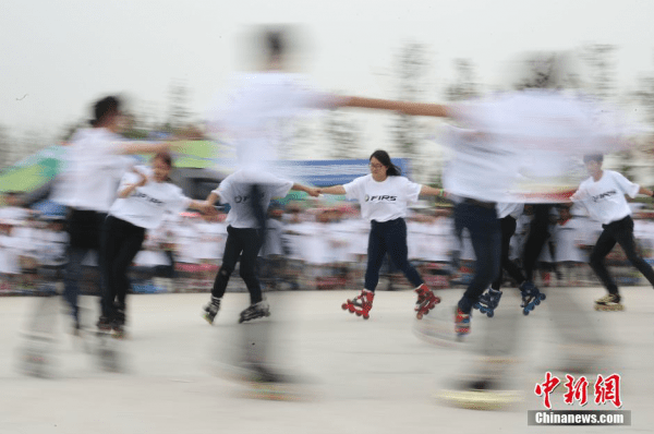5月4日，轮滑爱好者在南京鱼嘴湿地公园内表演轮滑舞