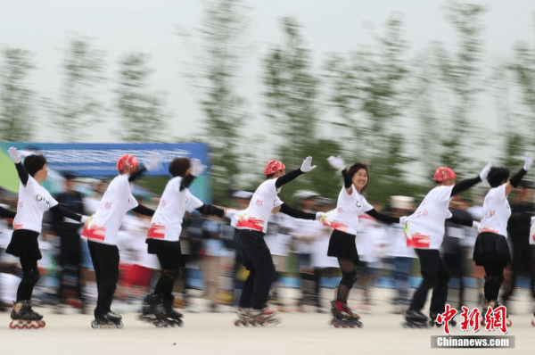5月4日，轮滑爱好者在南京鱼嘴湿地公园内表演轮滑舞